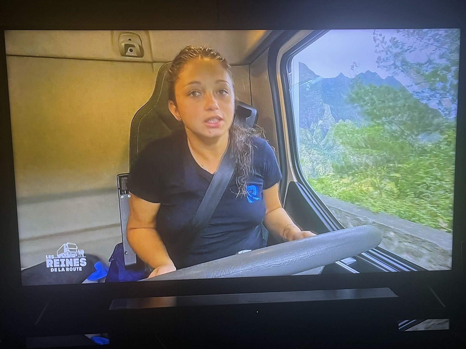 Au volant, elle assure!