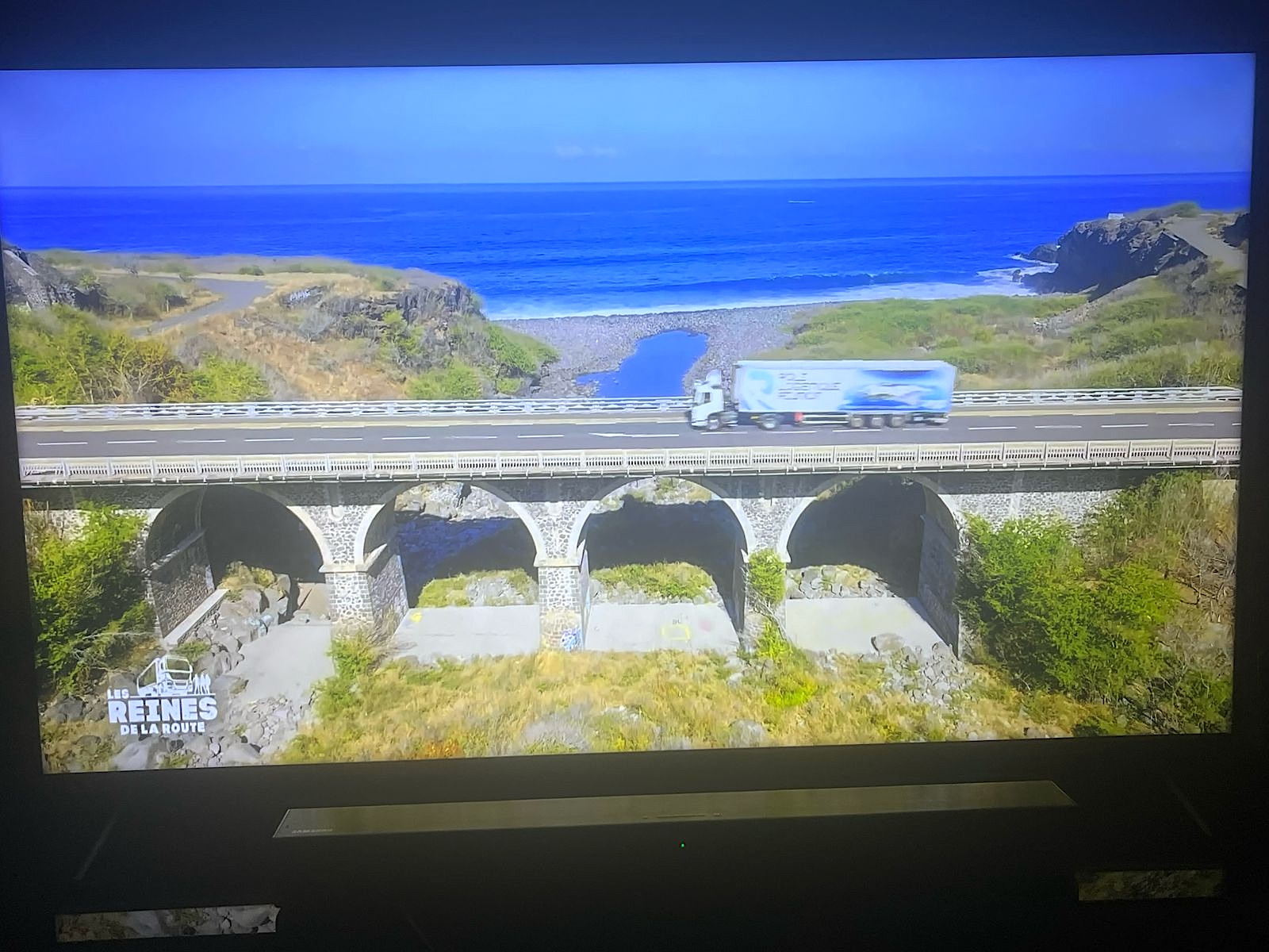 Dans l'émission, 6ter propose des plans qui montrent de superbes paysages de La Réunion