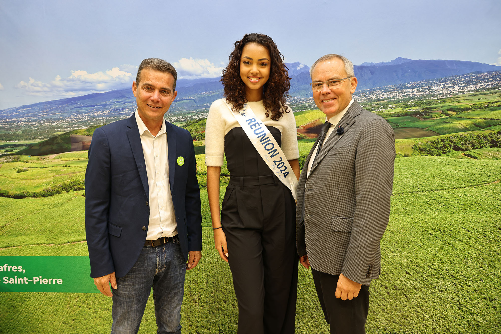Olivier Fontaine, président de la Chambre d'Agriculture, Marine Futol, Miss Réunion 2024, et Serge Hoareau, vice-président du Département. Non ils ne sont pas à la campagne mais devant une photo au SIA à Paris