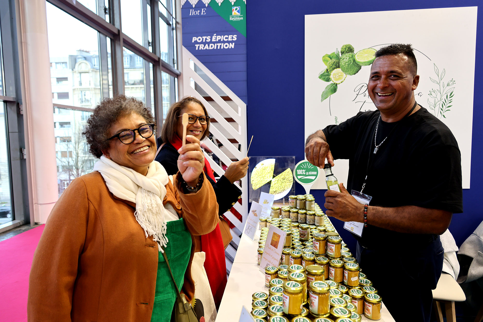 Jimmy Lépinay et son équipe présentent le combava en poudre Jimmy Lépinay et son équipe présentent le combava en poudre