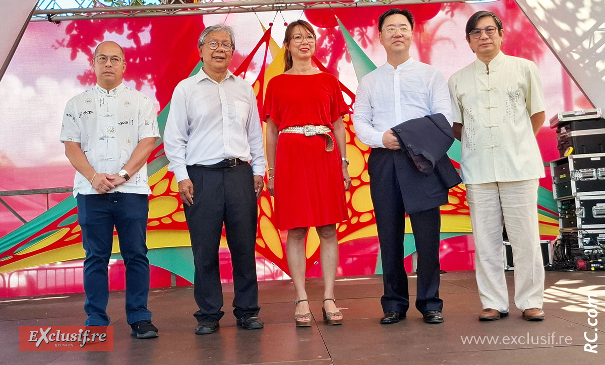 Les officiels: Eric Ah-Hot, président du Panther-Club, Alex How-Choong, président de l'association Guandi de Saint-Pierre, Sandrine Aho-Nienne, adjointe au maire de Saint-Pierre, Chen Xiaolei, Consul Général de la République de Chine à La Réunion, et Daniel Thiaw-Wing-Kaï, président de la Fédération des Associations Chinoises de La Réunion
