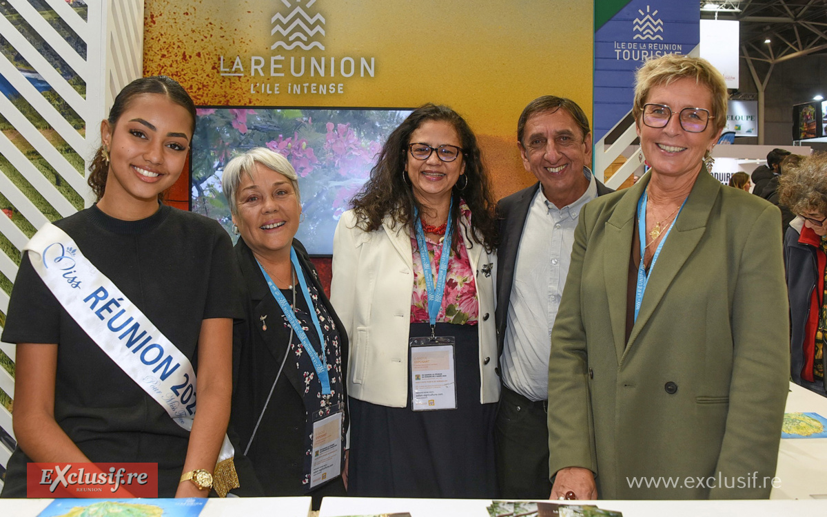 Marine Futol, Linda Futhazar, Pascale Boyer, Aziz Patel, et Christelle Contassot, sur le stand de l'IRT (Ile de La Réunion Tourisme)
