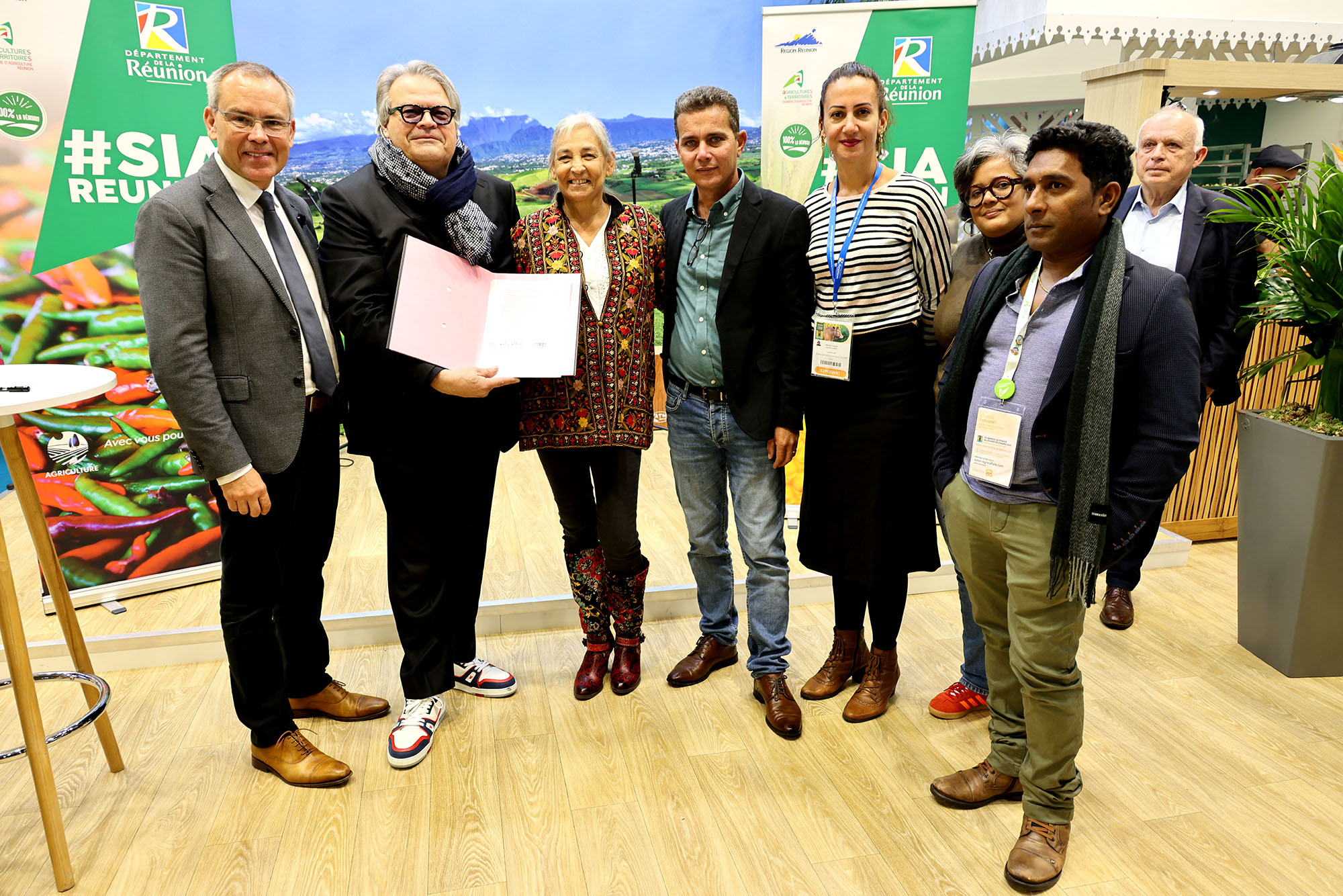 Serge Hoarau, vice-président du Départment, Jacques Cavallier-Belletrud, parfumeur-créateur, nez officiel de Louis Vuitton, Marie-Rose Séverin, présidente de la CAHEB, Olivier Fontaine, président de la Chambre d'Agriculture de La Réunion, Camille Clain, vice-présidente du Département