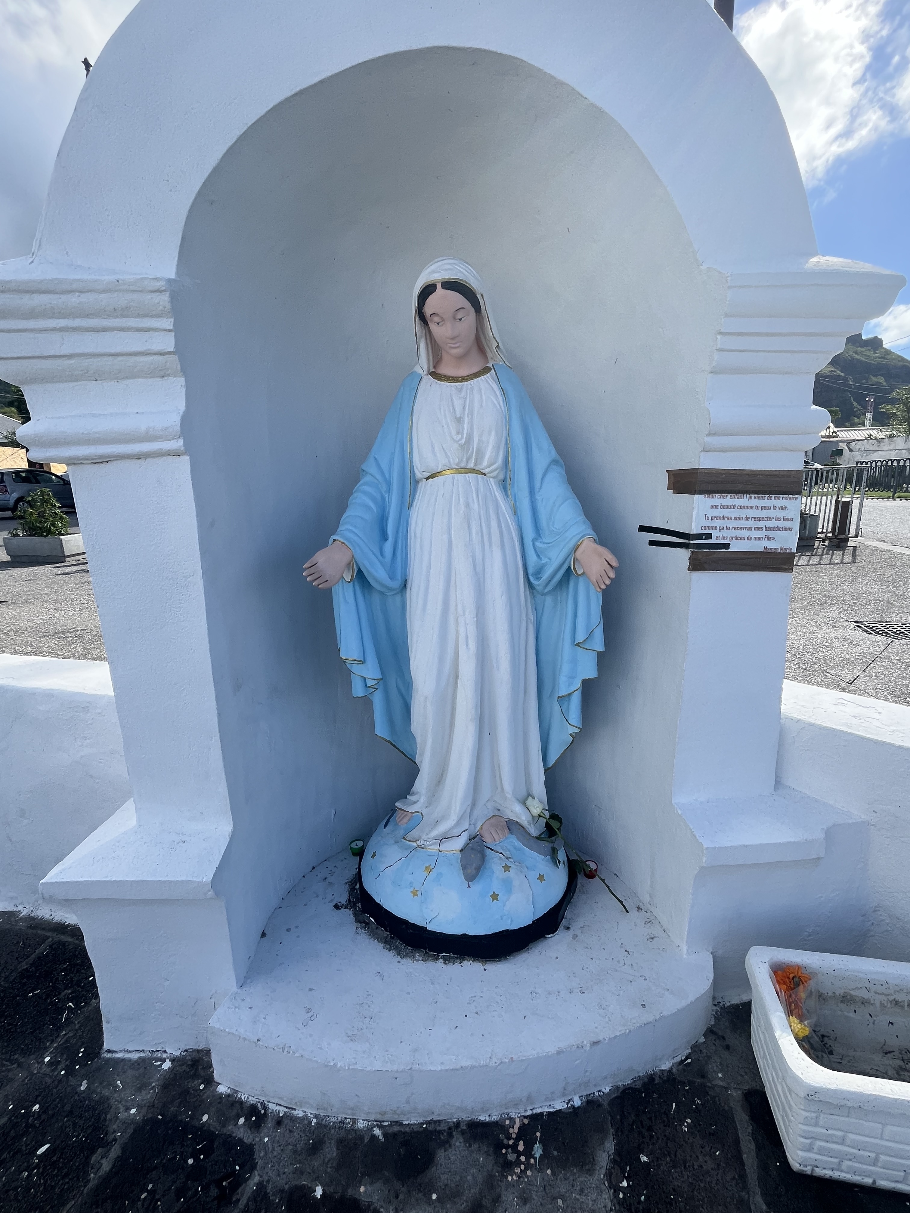 La Vierge Marie qui a été profanée... Le socle a été fendu La Vierge Marie qui a été profanée... Le socle a été fendu