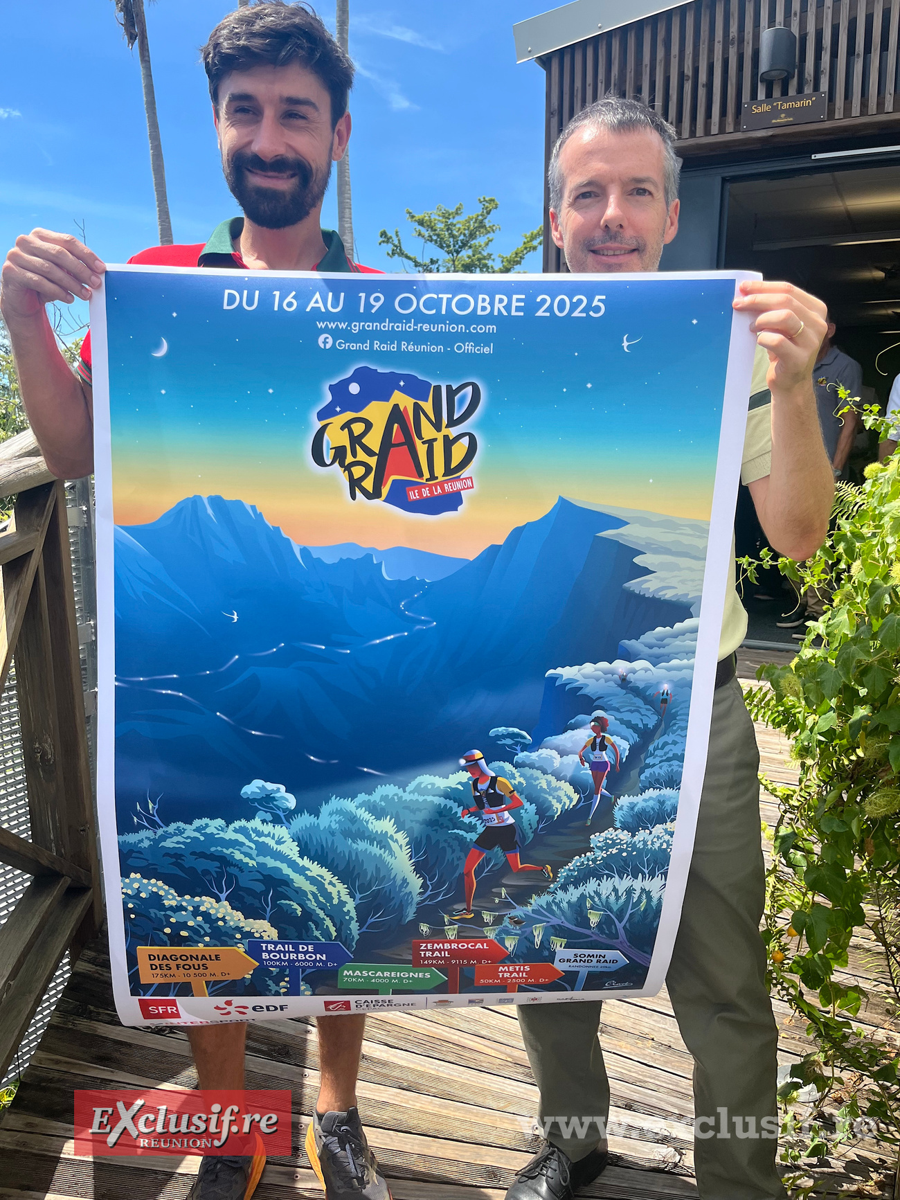 Eric de Penanros, référent Sentiers ONF, et Benoît Loussier, directeur régiona ONF, présentent l'affiche