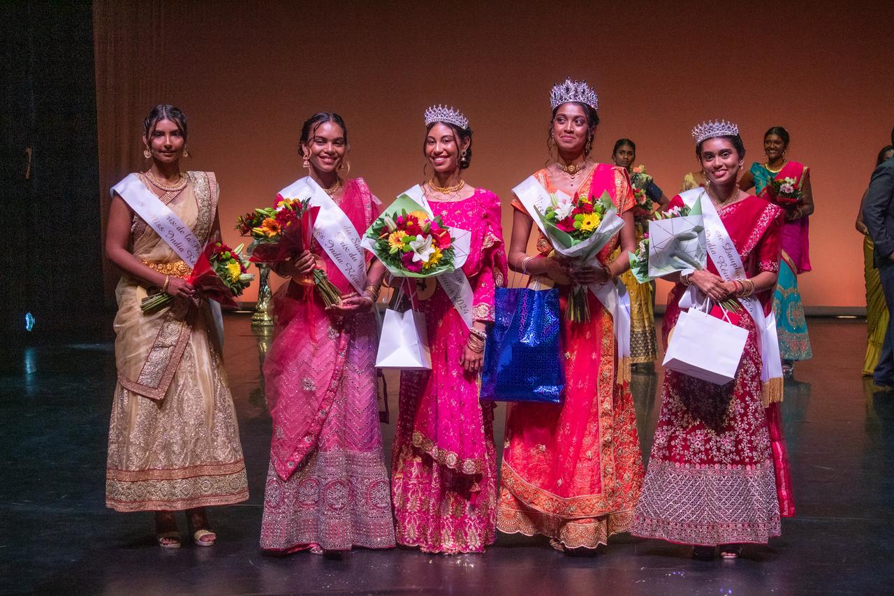 Indira Etwarysing et ses dauphines lors de la finale Miss India Réunion 2024 à Saint-Benoît