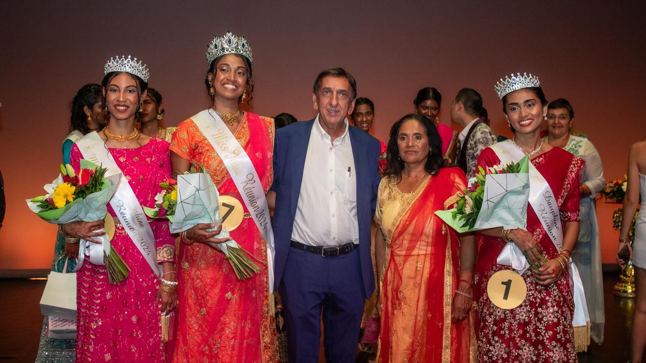Les lauréates avec Aziz Patel, du Comité Miss Réunion, et Nadine Ramdharry, présidente du Comité Miss India Réunion