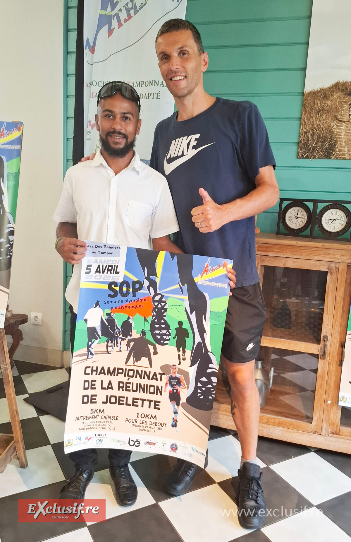 Jérémy Relique, athlète et concepteur de l'affiche du championnat de joëlette, et Alexis Hanquinquant