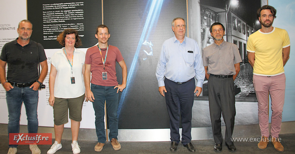 De gauche à droite: un  artiste exposant, Anne-Sophie Toutain, qui a écrit les poèmes, Tanguy Sevat-Denuet  commissaire de l'exposition, Christian Fouyer, président par intérim de l'Aéroport La Réunion Roland Garros, Jerry Ayan, chargé de communication La Réunion des Talents, et un artiste exposant De gauche à droite: un  artiste exposant, Anne-Sophie Toutain, qui a écrit les poèmes, Tanguy Sevat-Denuet  commissaire de l'exposition, Christian Fouyer, président par intérim de l'Aéroport La Réunion Roland Garros, Jerry Ayan, chargé de communication La Réunion des Talents, et un artiste exposant