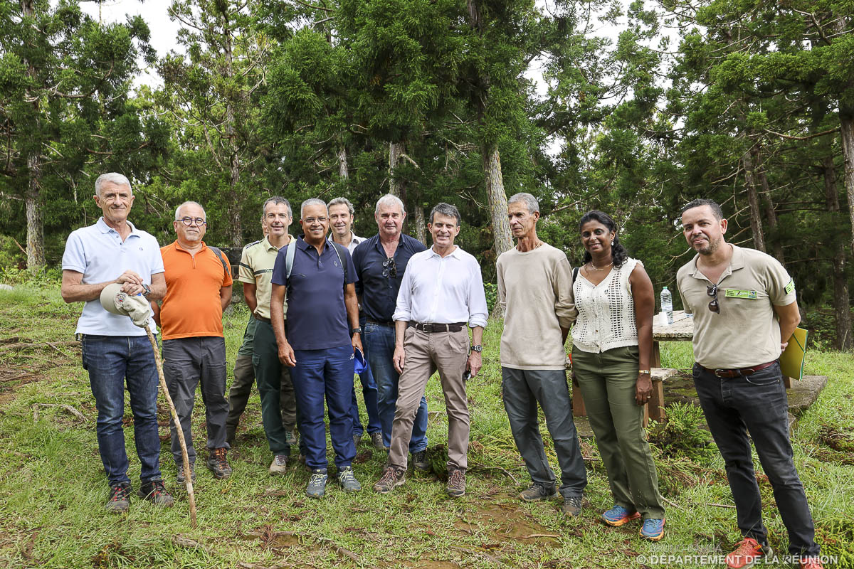 Le ministre Manuel Valls, le préfet Patrice Latron et le président Cyrille Melchior en "tenues de combat" sur le terrain pour mieux appréhenser les enjeux...