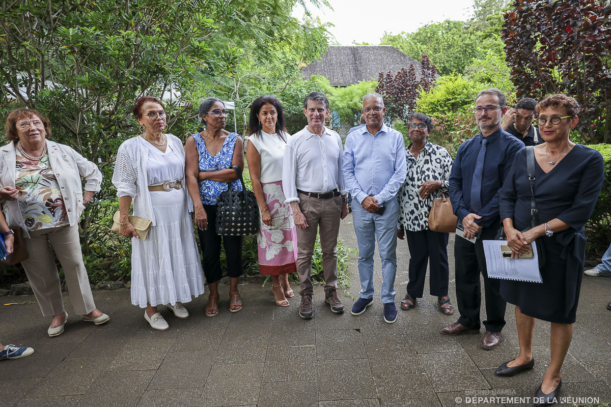 Avec les personnalités présentes Avec les personnalités présentes