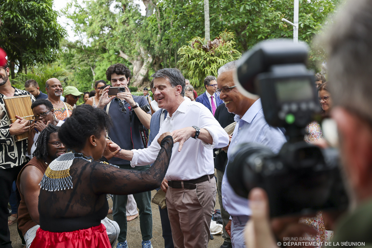 Et quelques pas de séga pour le ministre! Et quelques pas de séga pour le ministre!