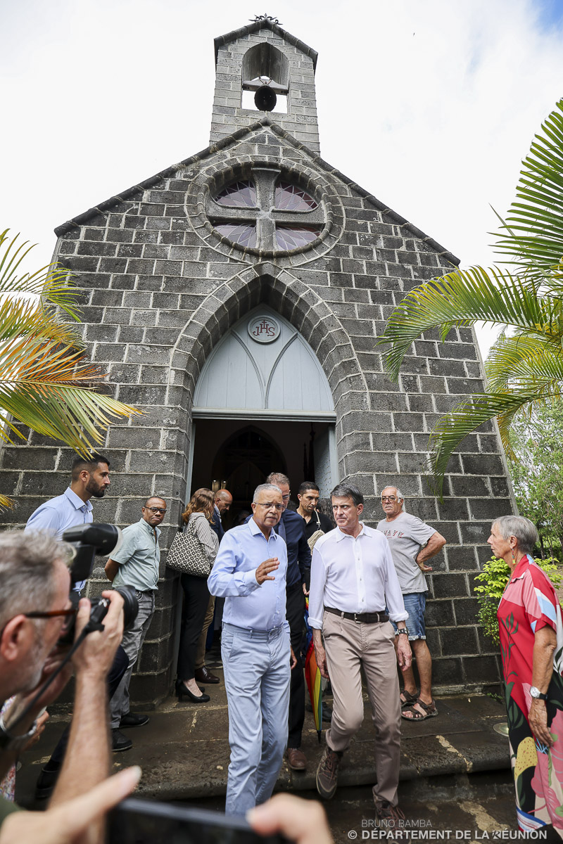 Devant la Chapelle Pointue... Devant la Chapelle Pointue...
