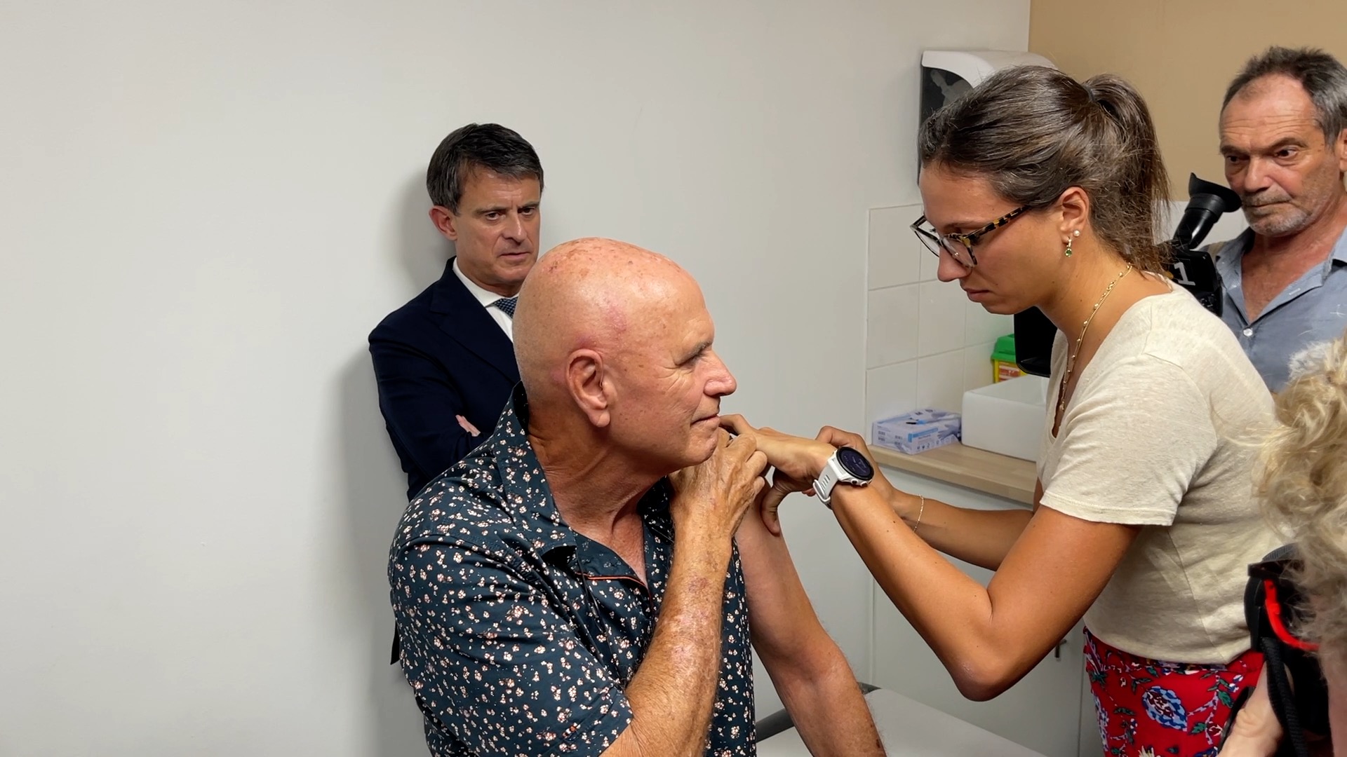 Le vacciné devenu star des médias face aux personnalités présentes... Le vacciné devenu star des médias face aux personnalités présentes...