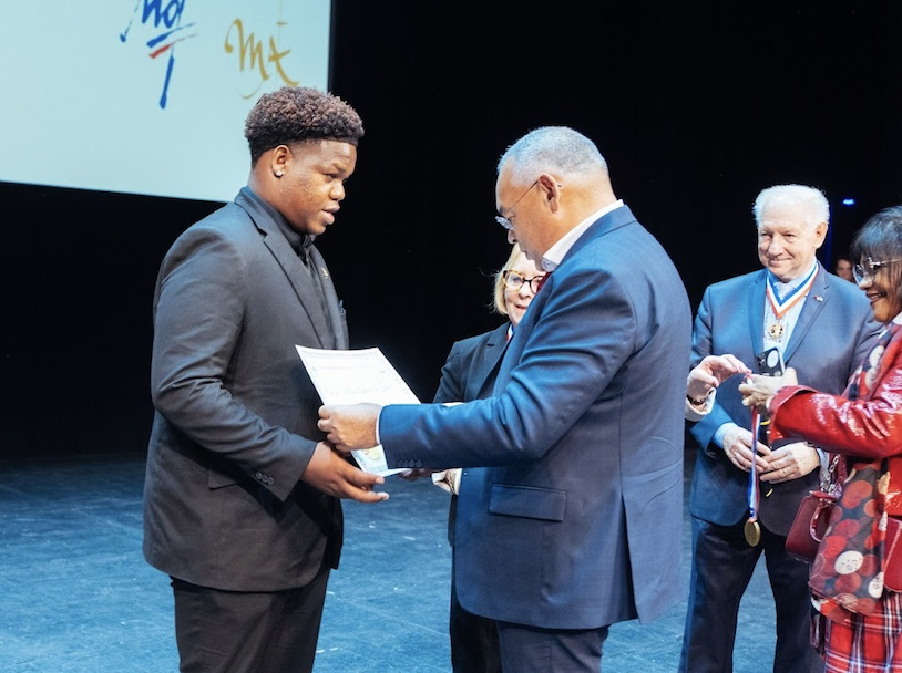 Remise du diplôme par le président Bernard Picardo