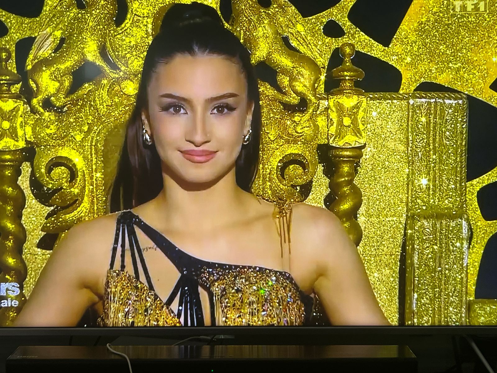 La belle et talentueuse Lénie Vacher a eu 20 ans mercredi et remporte "Danse avec ls stars" deux jours plus tard: beau cadeau!