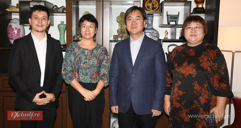 CHEN Xiaolei (au centre), le Consul général, et les intervenants