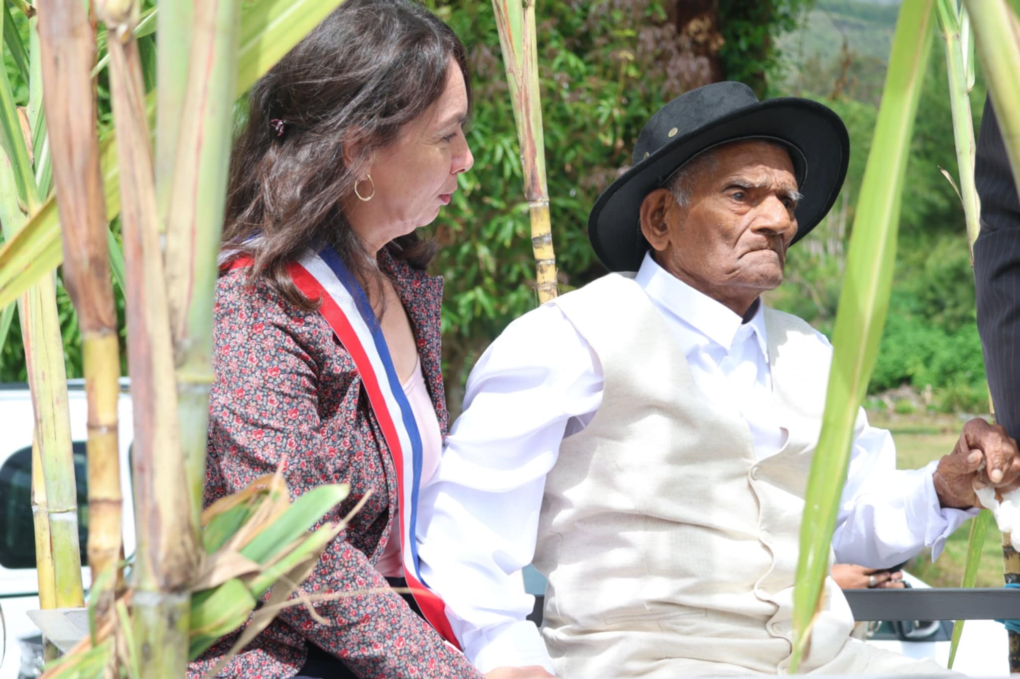 Sidoleine Papaya, maire de Salazie, était aux côtés de Léon Adrien Viraye dans la charrette boeuf pour ses 100 ans