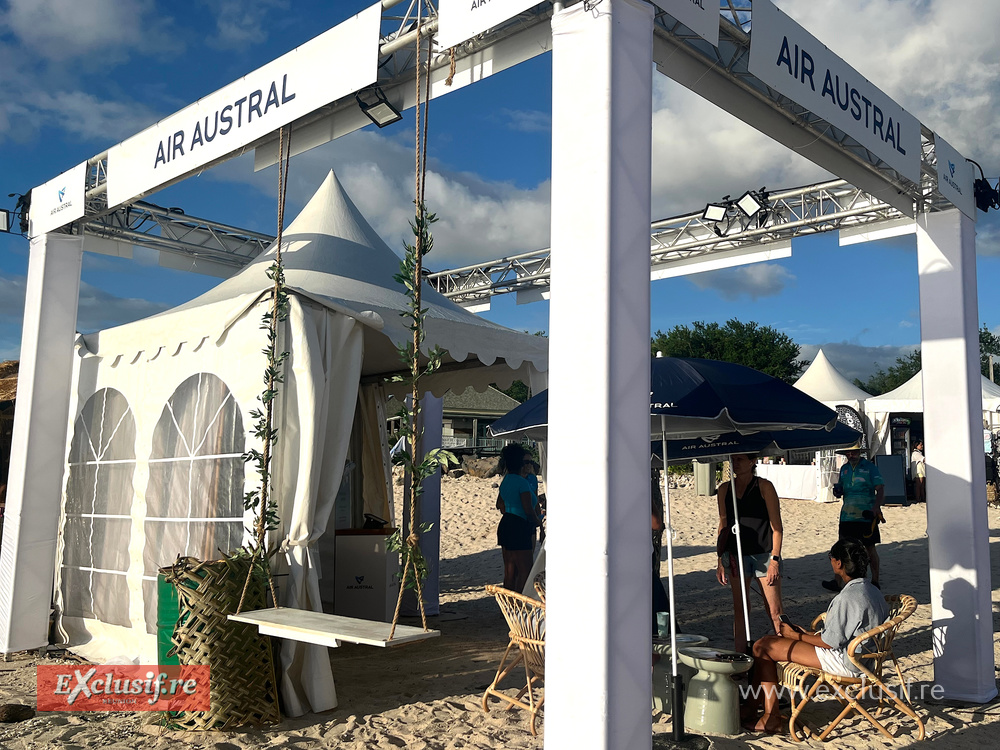 Le stand Air Austral, pieds dans l'eau, propose des goodies aux visiteurs, et offre un billet pour Paris à une équipe de beach réunionnaise tirée au sort...