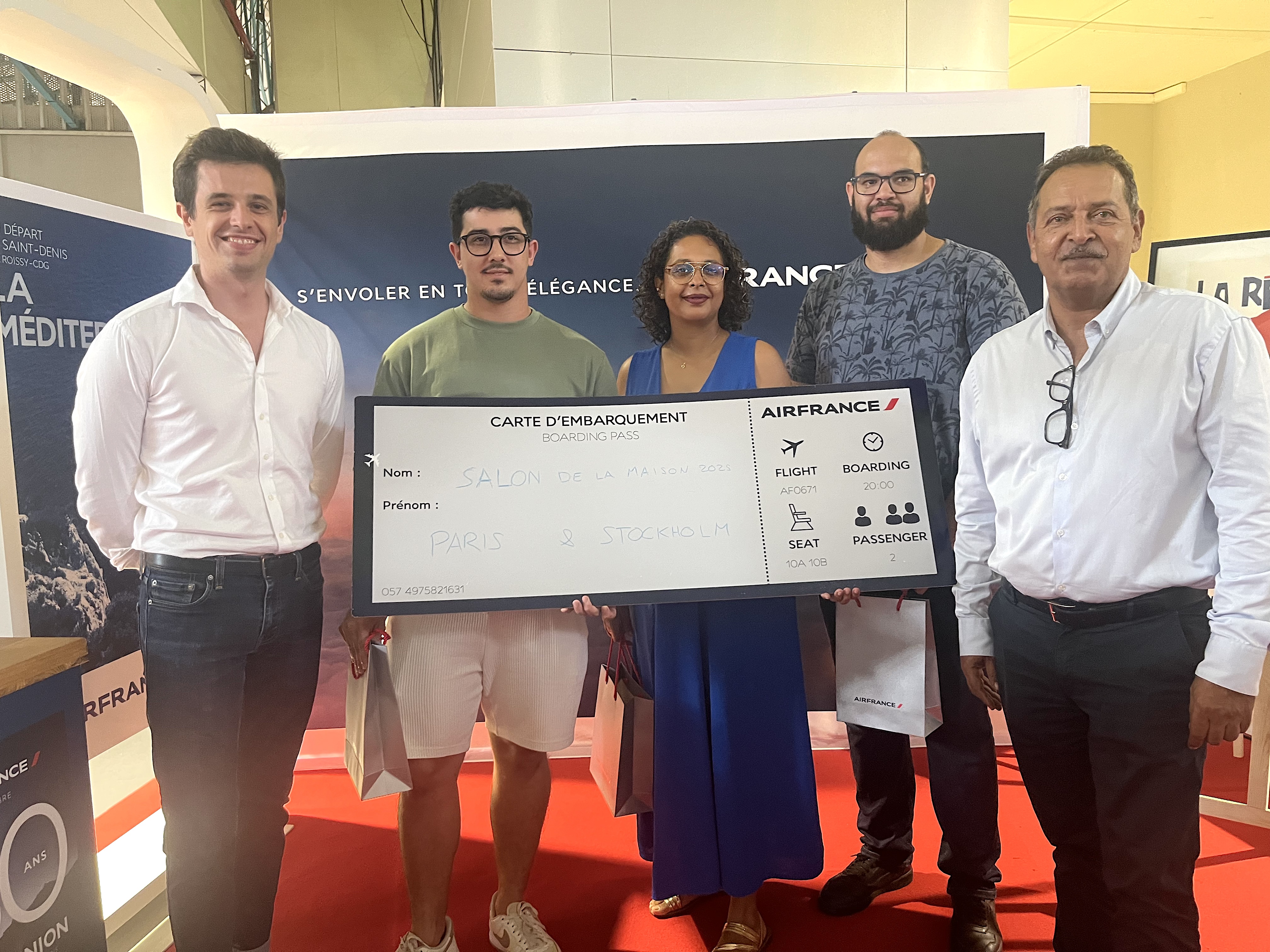 Air France avait mis en place un jeu avec des billets à gagner: Stéphanie Moultanin et Sébastien Valentin ont gagné les billets pour Paris, et Johan Payet, les billets pour la Suède. Prix remis par Léo-Paul Hauser, directeur marketing Air France et Mickaël Martin