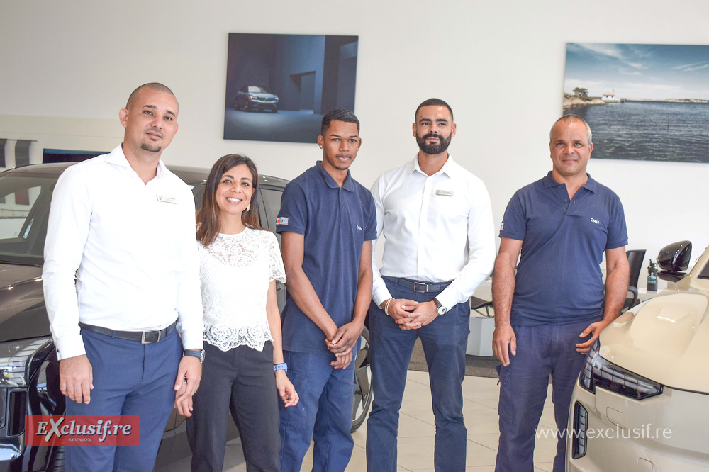 Jonathan Lorion, conseiller commercial Volvo Saint-Pierre, Claudine Attard, cheffe de produit Volvo, Jérémy Gonfo, mécanicien,  Hakim Fartas, conseiller commercial Volvo Saint-Pierre, et Mickaël Maillot, technicien expert Voltech