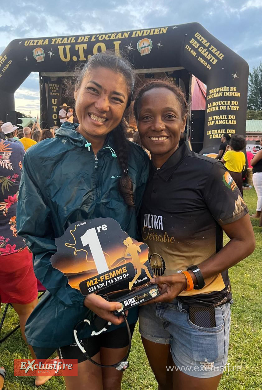 La Rodriguaise Alyne Fong-Kyé, la dernière qui a bouclé les 224 km, félicitée par Anne-Marie John