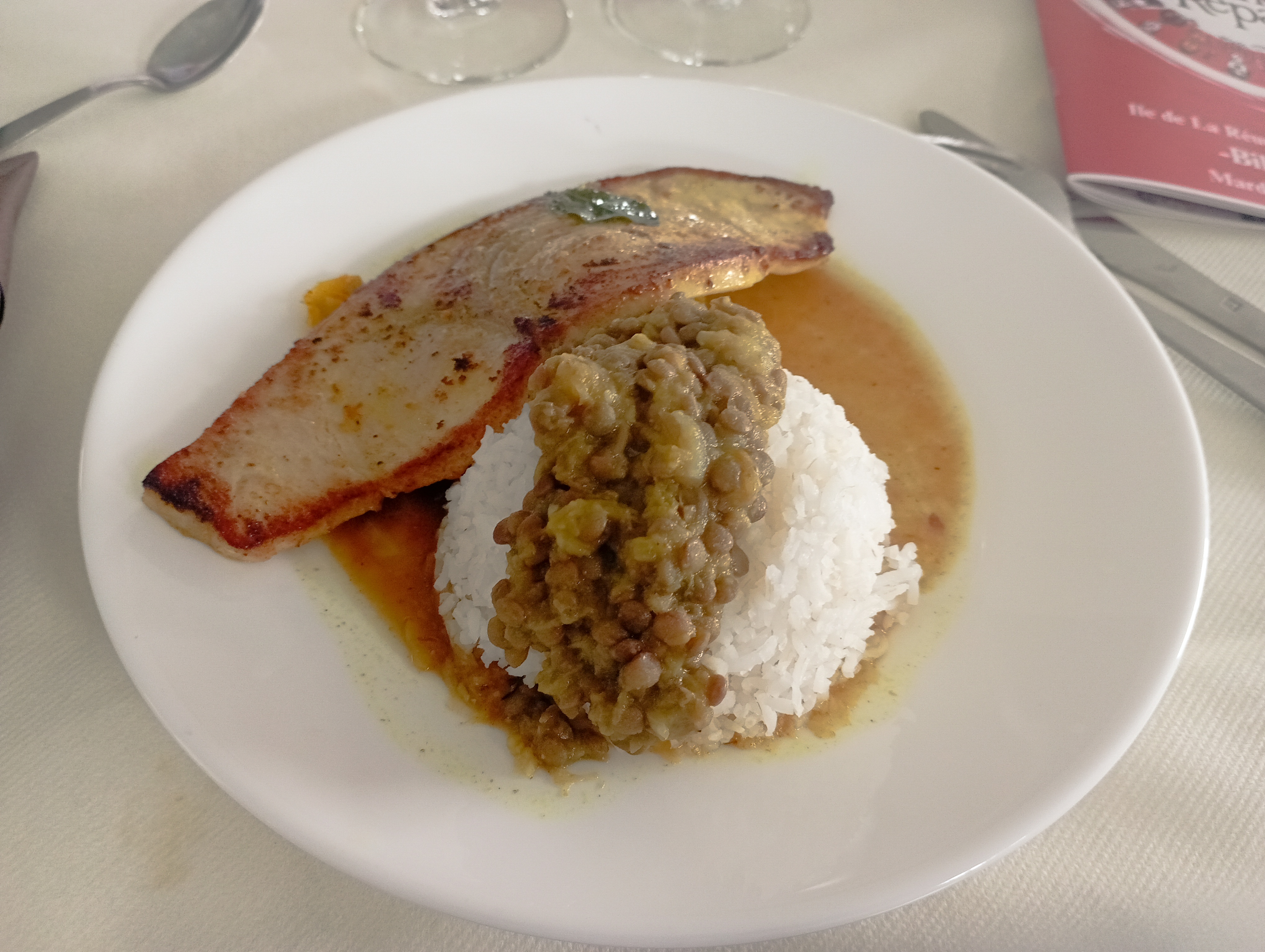 Plat: Escalope d'espadon au curcuma, riz, lentilles citrouille, confit de citrons, bouillon larson
