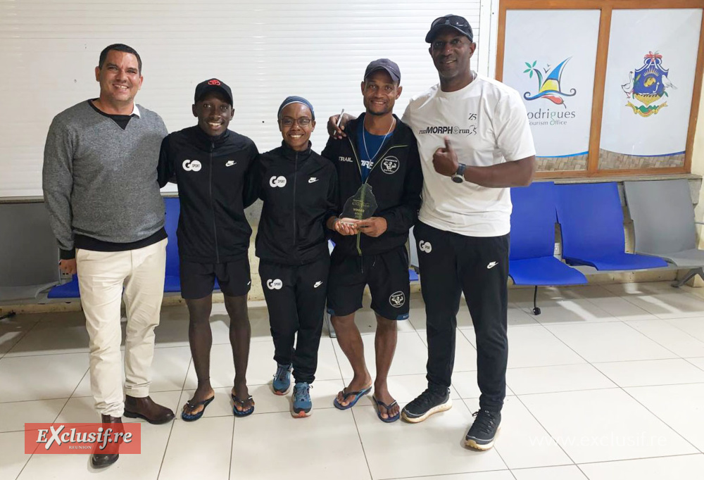 Les champions rodriguais félicités par leur coach Pierre-Louis Elvino et Arnaud Meunier, président de la Rod Trail Association