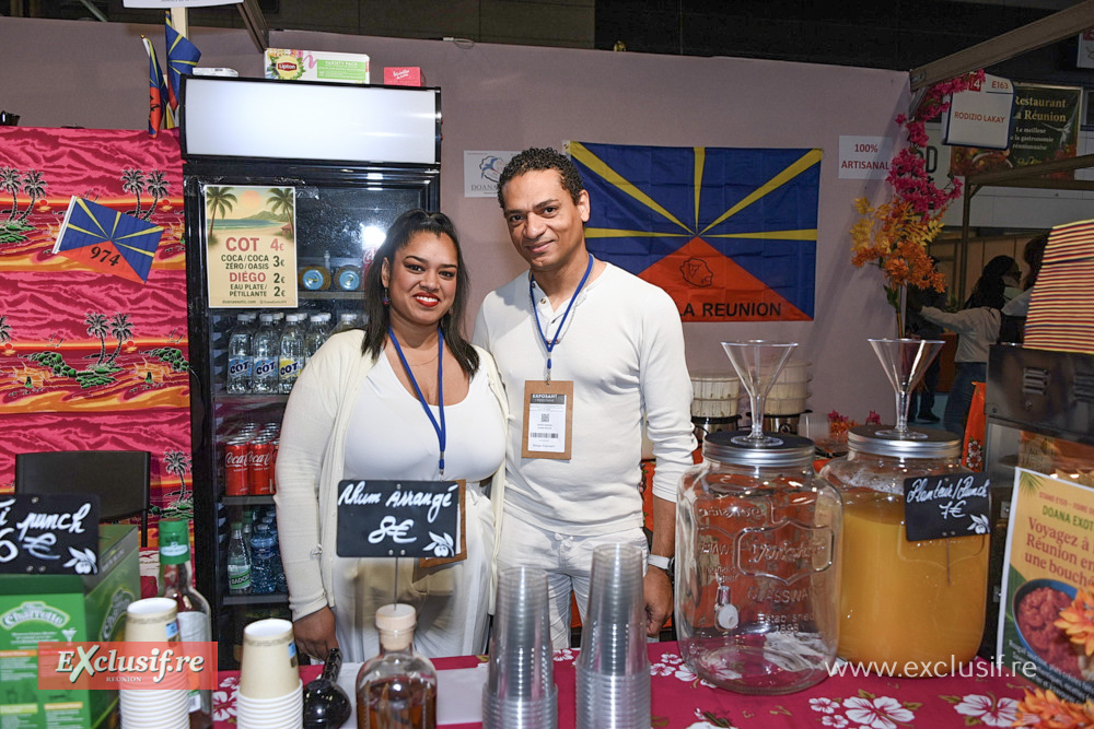 Au stand « Doana Exotic », Anaëlle et Téléry Edenval : rhums arrangés et spécialités locales à emporter.