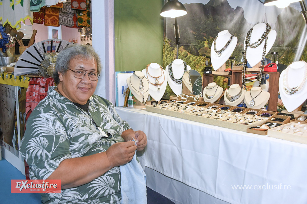 Mareto : le bijoutier marquisien (nacre et perles) l’un des exposants du seul stand tahitien (de retour cette année).