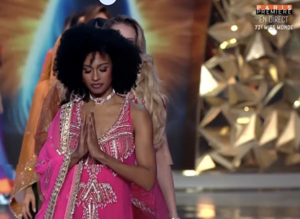 Aurélie Joachim a défilé en sari lors de la finale en Inde Aurélie Joachim a défilé en sari lors de la finale en Inde