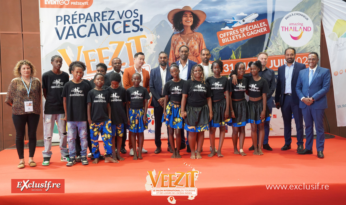 Les élèves de l'école JEANLAFRO du collège Jean LAFOSSE de Saint-Louis, Ali MOUSSA BEN, Président de l’association des Intercommunalités de Mayotte  David Li Président de la Commission Tourisme de la CCIR, Patrice SELLY, Président de la CIREST,  Jérôme MANICOM co gérant de EVENTGO,  Hermann SAMBENOUN, Vice-Président de la CINOR, Nicolas BLANC, Directeur Régional Océan Indien Banques des Territoires,  Gérald OVIODE co-gérant de EVENTGO et  Sydney PIERRE, Ministre délégué au Tourisme de Maurice. 
