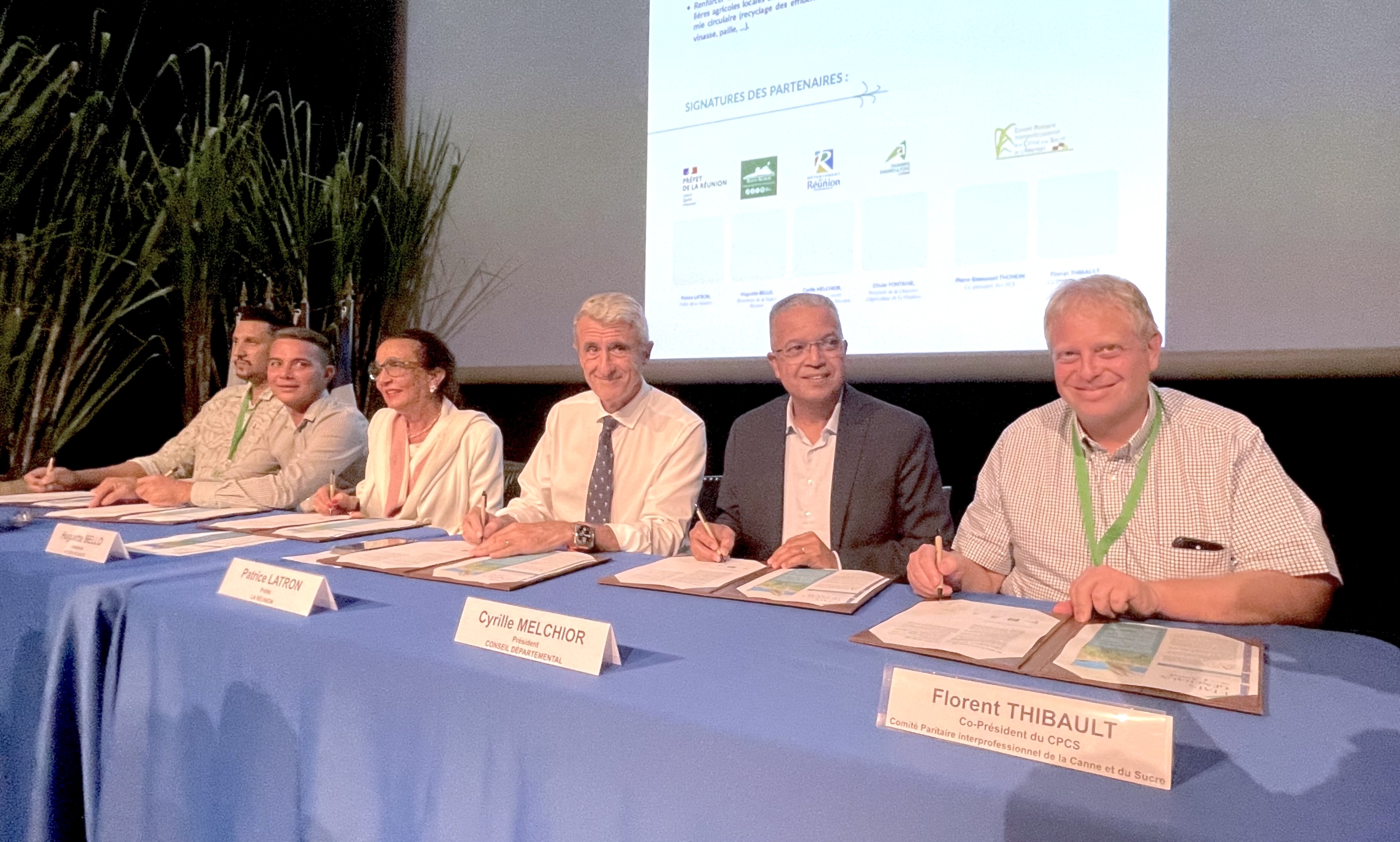 Olivier Fontaine, président de la Chambre d'Agriculture, Huguette Bello, présidente de la Région Réunion, Patrice Latron, Préfet de La Réunion, Cyrille Melchior, président du Département, et Florent Thibault, co-président du CPCS, lors de la signature de l'accord partenarial
