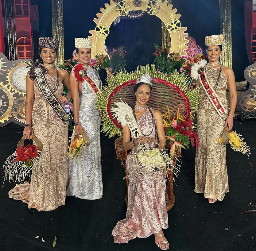 Miss Tahiti 2025 avec ses dauphines et Miss Heiva