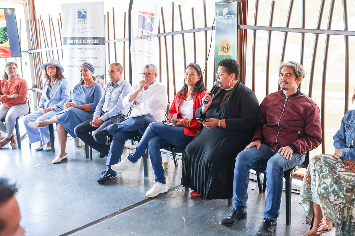 Les élu.e.s face à la presse et aux invités Les élu.e.s face à la presse et aux invités