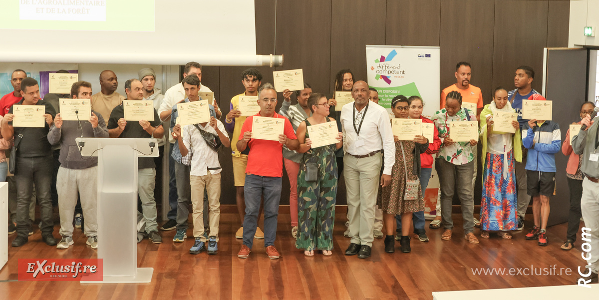 Une remise d'attestations fort réussie du Réseau ESAT au Campus Universitaire du Tampon Une remise d'attestations fort réussie du Réseau ESAT au Campus Universitaire du Tampon