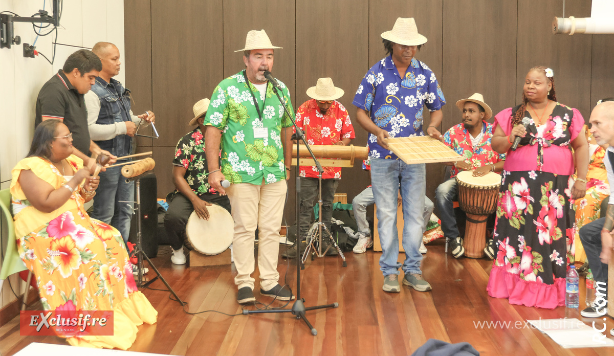 Eric Picard, moniteur d'atelier de l'ESAT de pont Neuf et son groupe de maloya