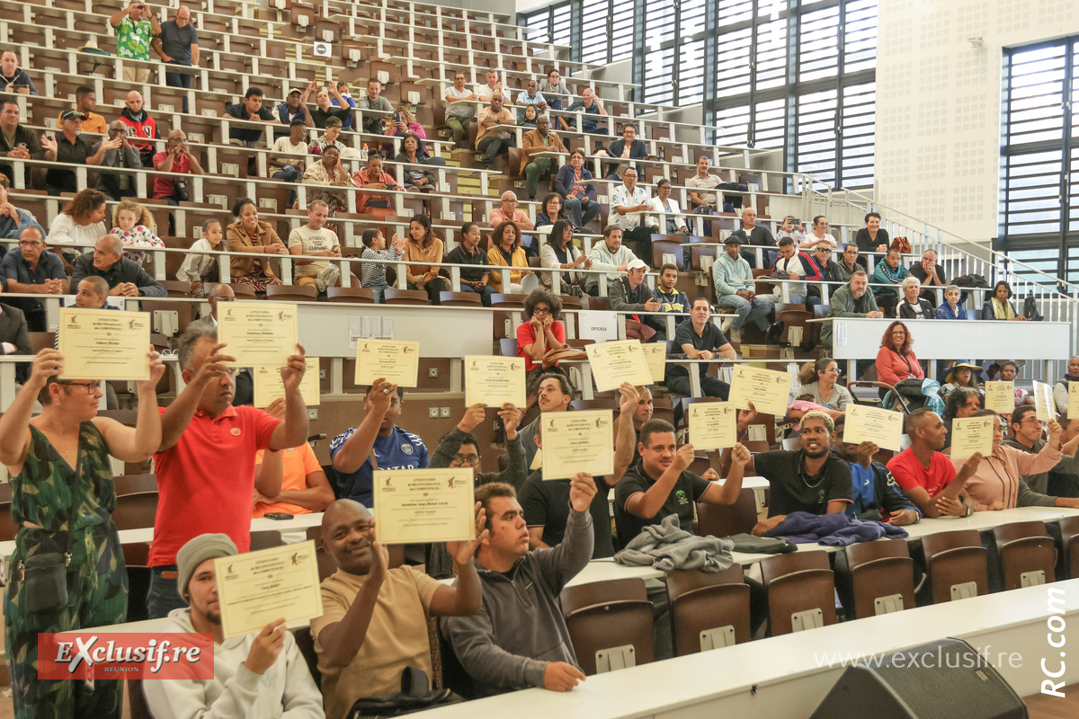 Fiers de présenter leurs diplômes! Fiers de présenter leurs diplômes!