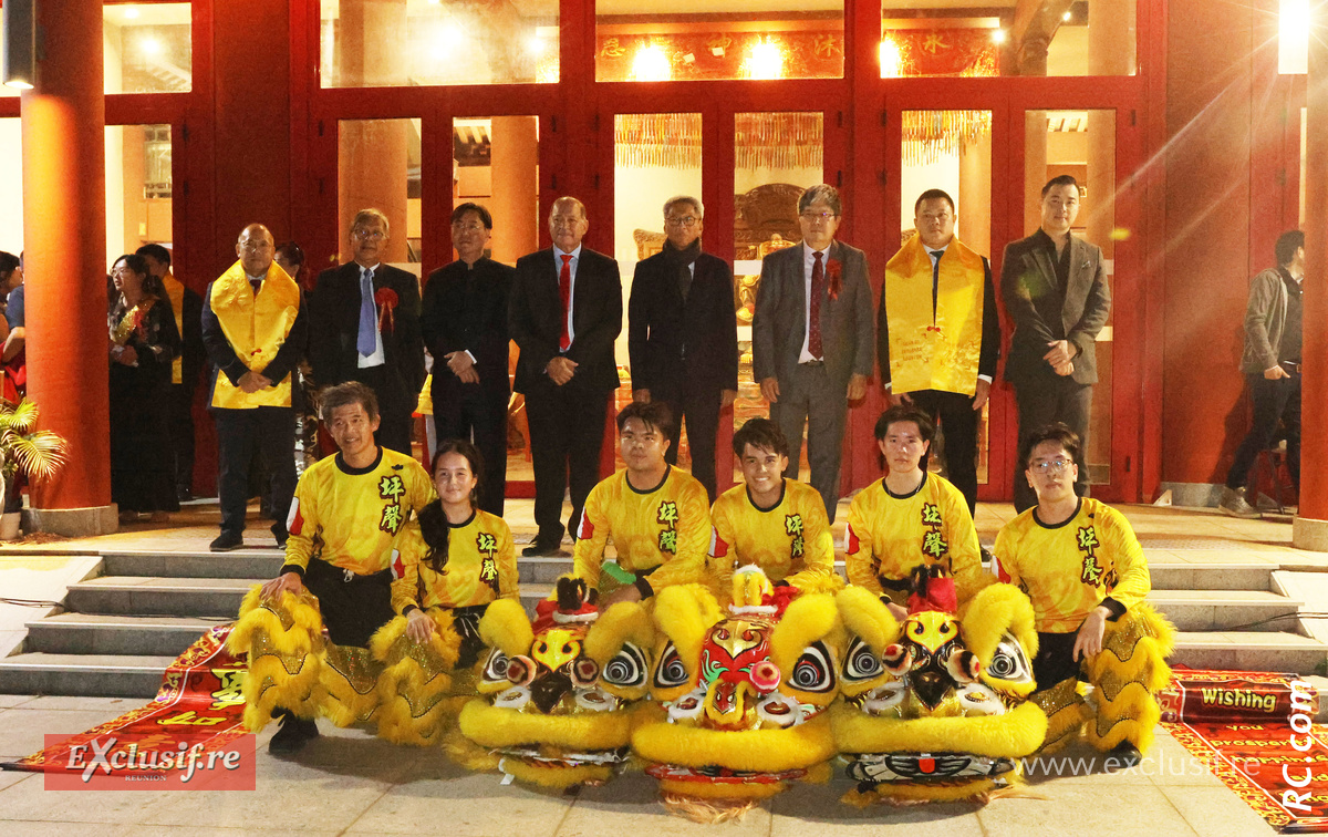 Des jeunes de la troupe Pin Sheng et les officiels, pour la photo-souvenir