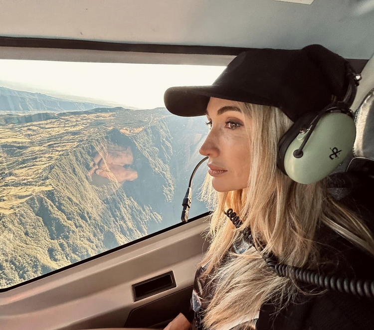 Elena Iv-Skaya en balade hélico à La Réunion en 2023