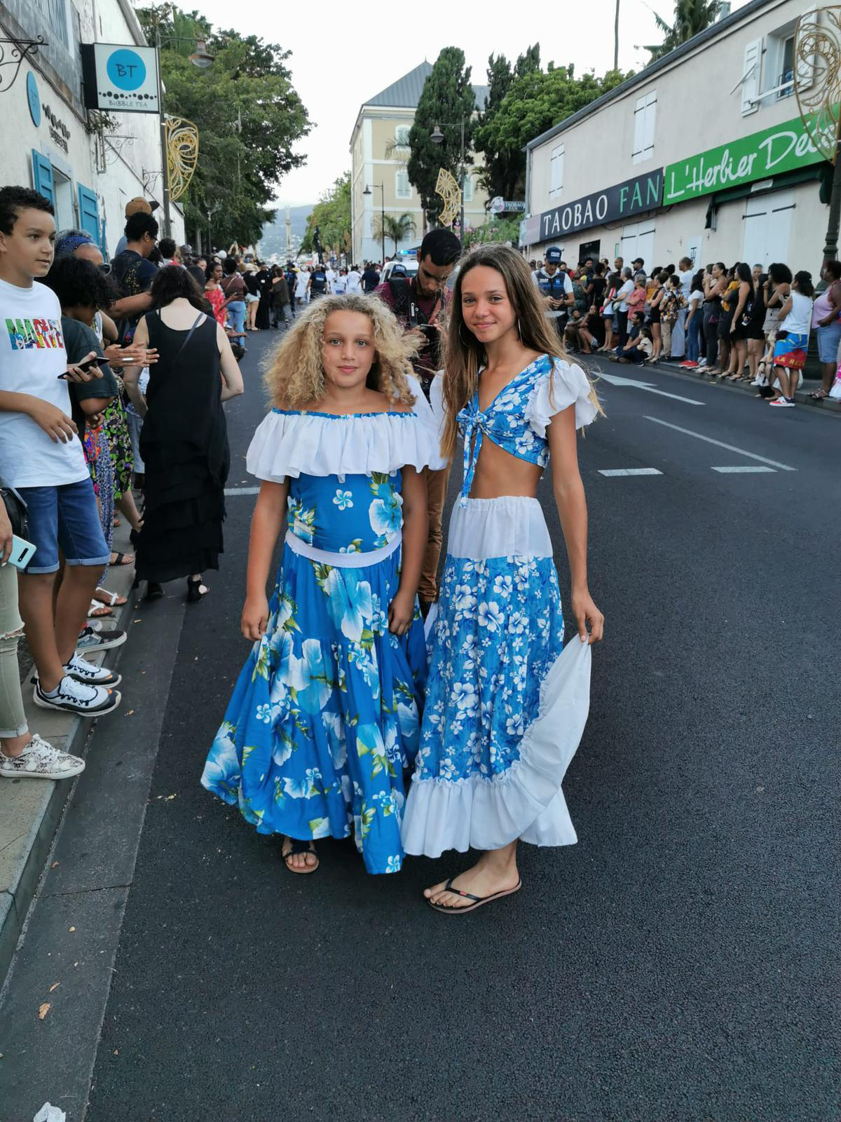 déborah (à droite) lors de son séjour à La Réunion...
