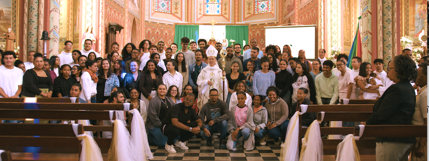 Mgr Pascal Chane-Teng, évêque de La Réunion, avec les jeunes qui participent au Jubilé des îles