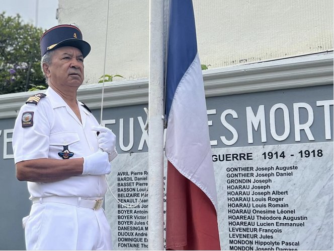 Il était souvent présent pour le lever de drapeau (photo publiée par Bachil Valy)