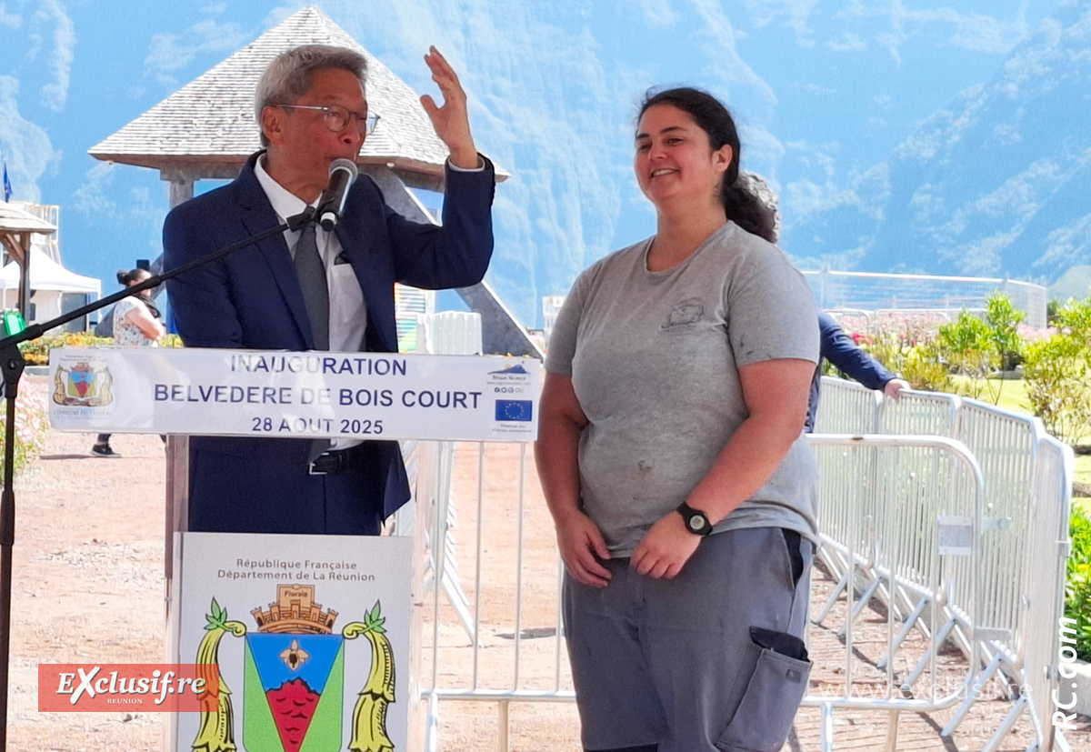 Remise de plaquette à l'une des ouvrières qui ont travaillé sur le site