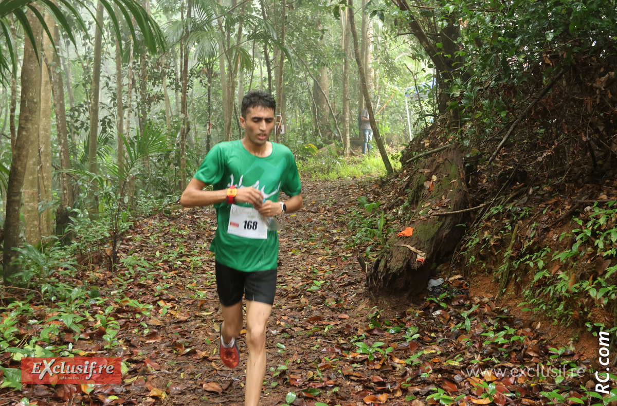 Le Pakistanais Umar Zaman, en 2ème position à moins de 4 km de l'arrivée