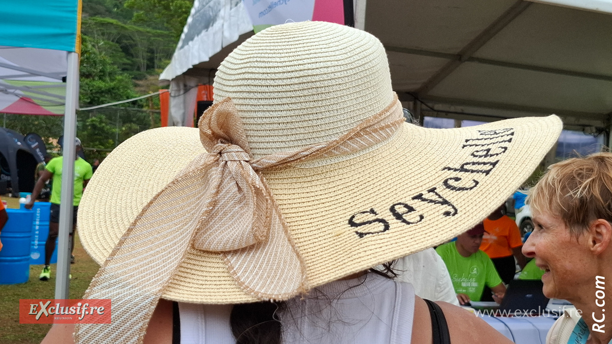 Un joli chapeau porté avec beaucoup d'élégance
