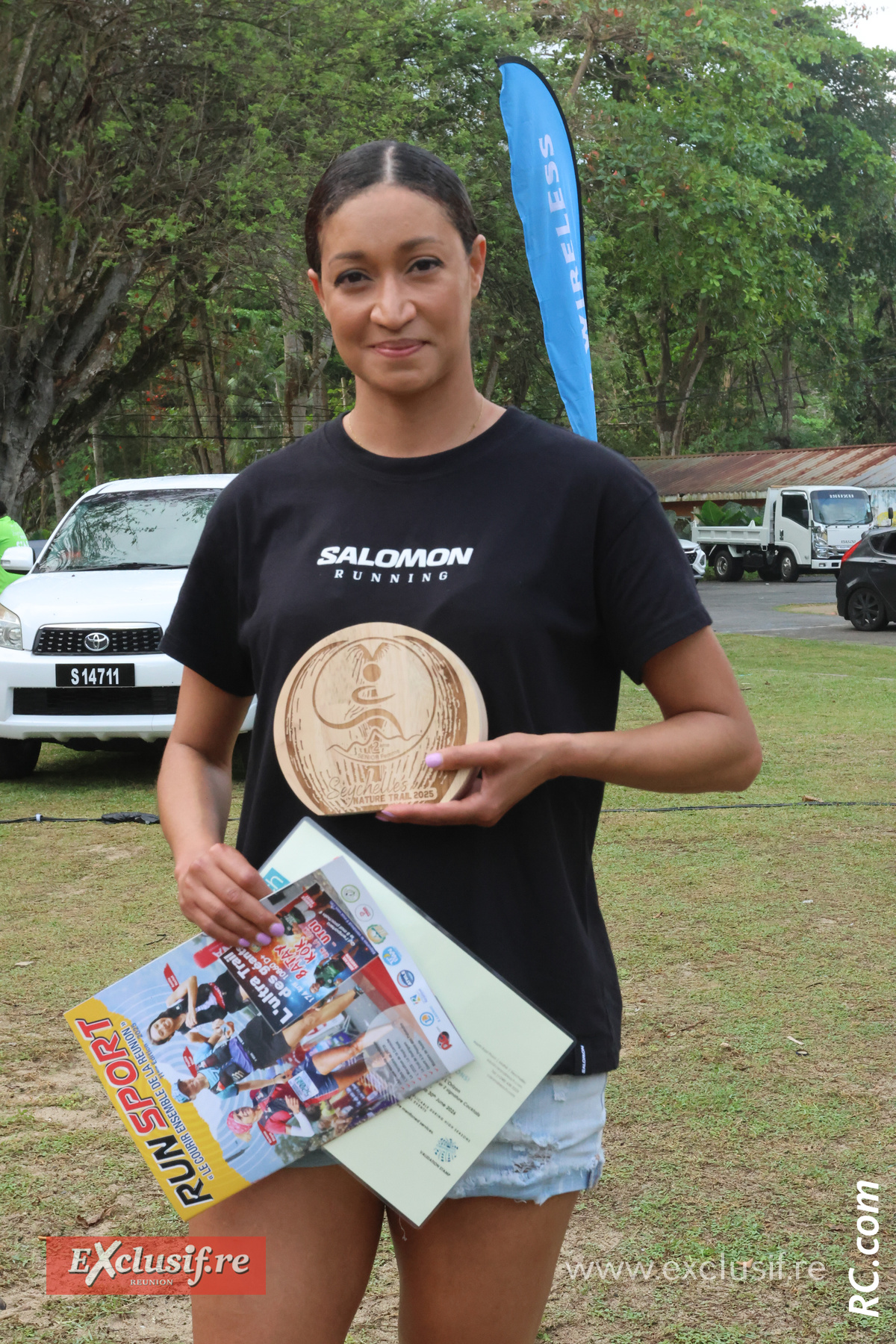 Aïsha Radwan du Pakistan, 2ème de l'épreuve, ramène un magazine Run Sport à la maison
