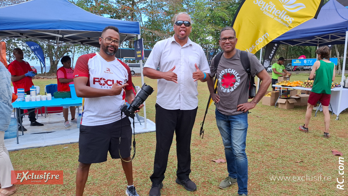 Alex Anémoutou, photographe Réunionnais et Jean-Michel Chelvan du journal Le Mauricien, en compagnie du sympathique chauffeur de la presse, nous nommons Achille  !