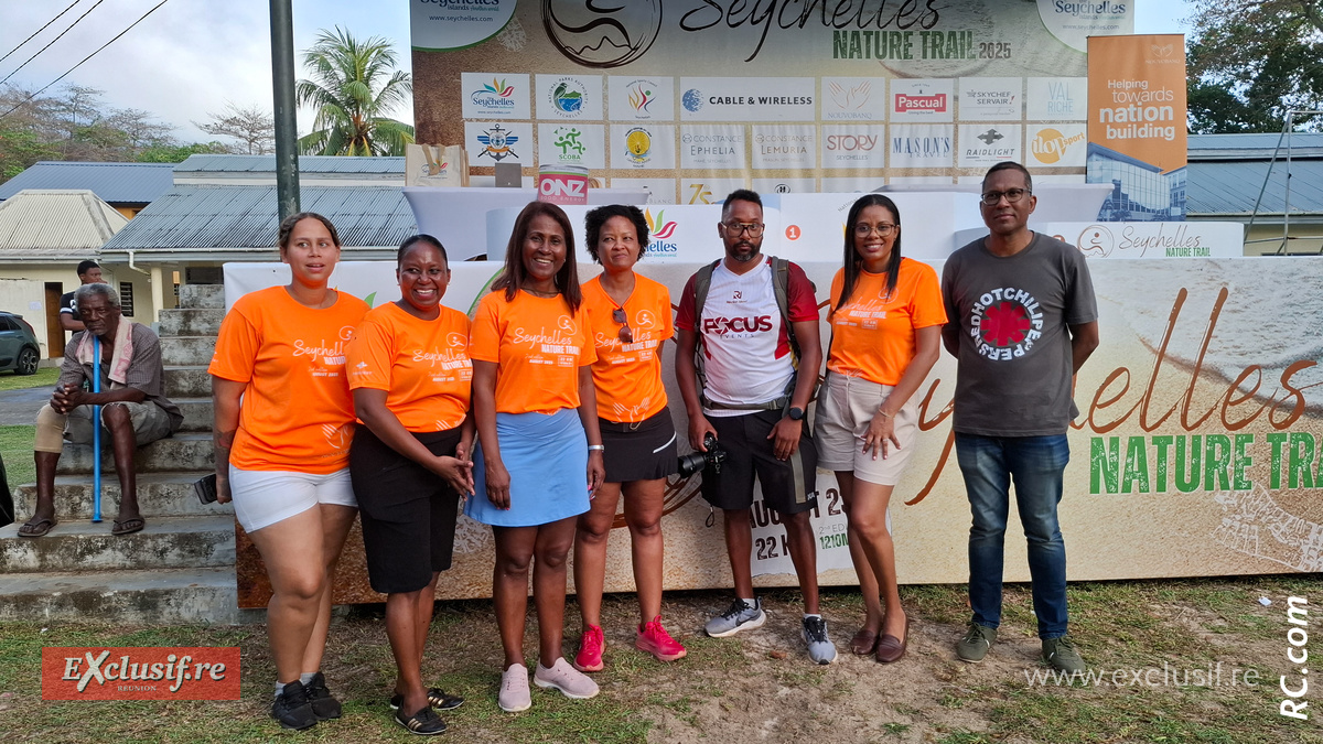 Photo-souvenir réunissant des organisateurs de Seychelles Nature Trail et Alex Anémoutou de la Réunion et Jean-Michel Chelvan de l'île Maurice