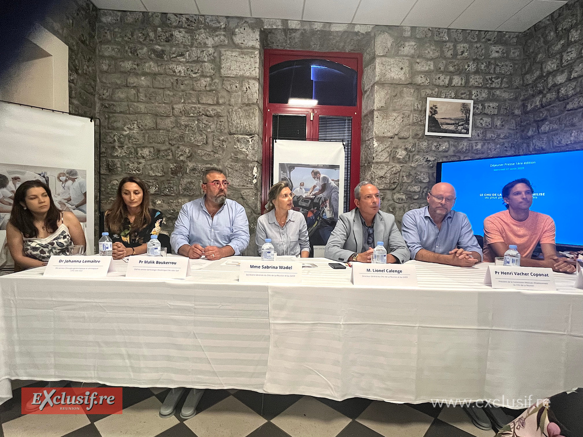 Lors de la conférence de presse à la direction du CHU à Saint-Paul